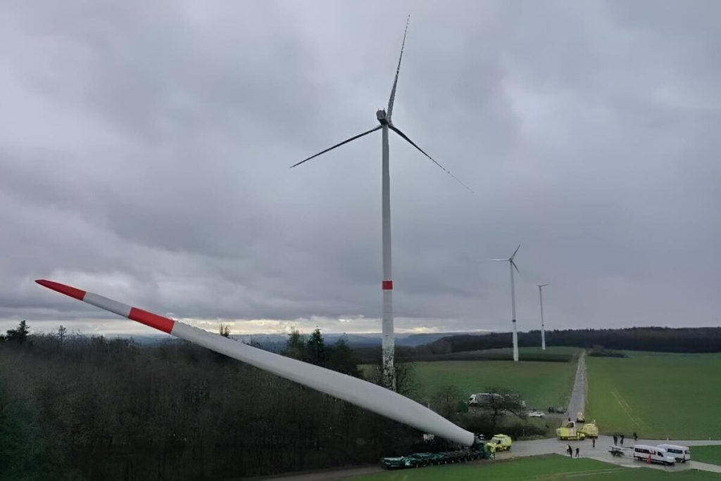 convoi exceptionnelle pour déplacer une pale d'éolienne géante
