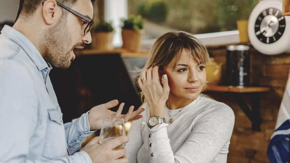 Ces 10 phrases que disent les personnes maladroites socialement