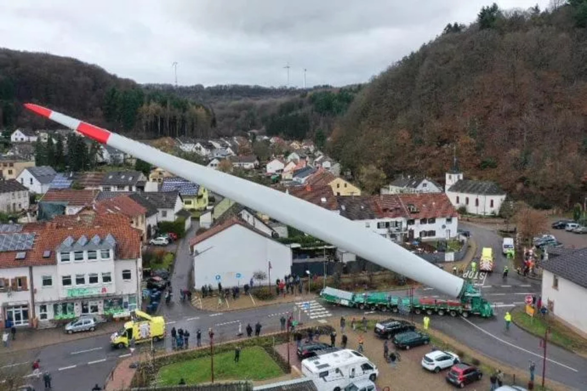 Pale d'éolienne transportée sur la route