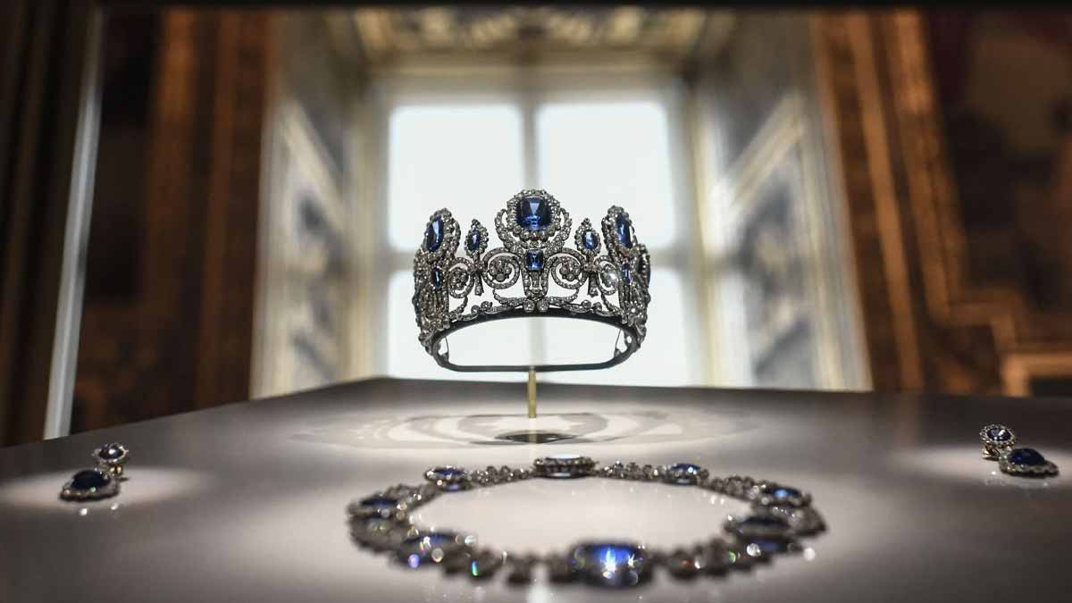 Couronne et collier volés au Louvre