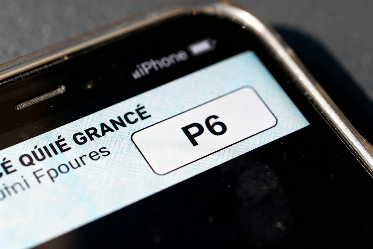 Gros plan d'un écran d'iPhone affichant une carte virtuelle avec texte flou et mention "P6".
