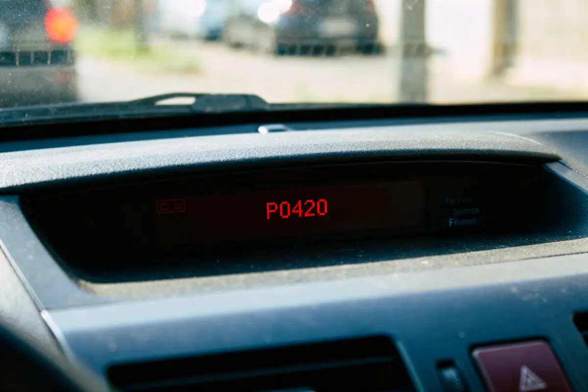 Tableau de bord de voiture affichant le code d'erreur P0420 en rouge, indiquant un problème.