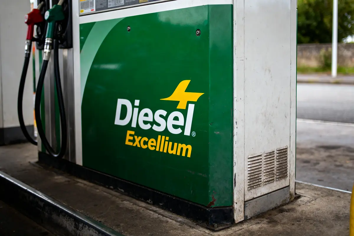 Pompe à essence avec logo "Diesel Excellium" sur fond vert.