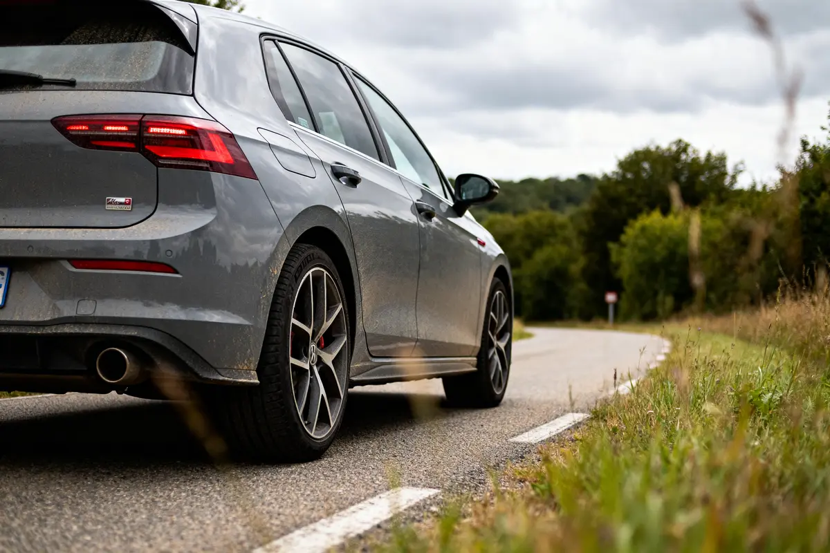 Voiture grise sur route de campagne pour démonstration Autotitre en pleine nature