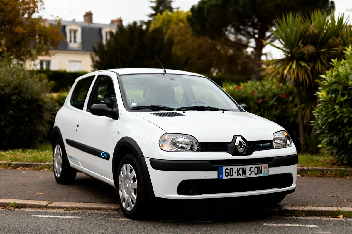 Voiture blanche garée sur rue, évoquant une Renault 5 chinoise moderne et compacte