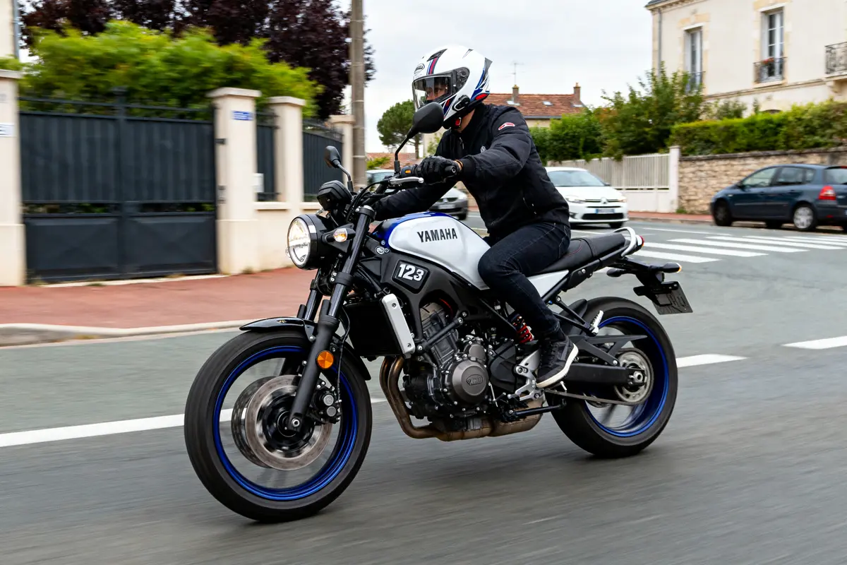 Motard circulant en ville sur une Yamaha XSR 125 vitesse max atteint facilement