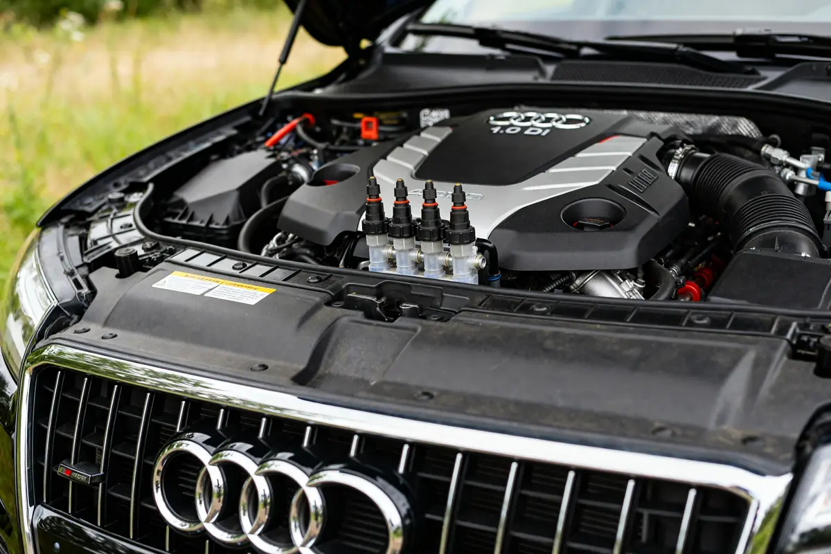 Moteur Audi Q7 3.0 TDI avec problème visible sous le capot ouvert véhicule