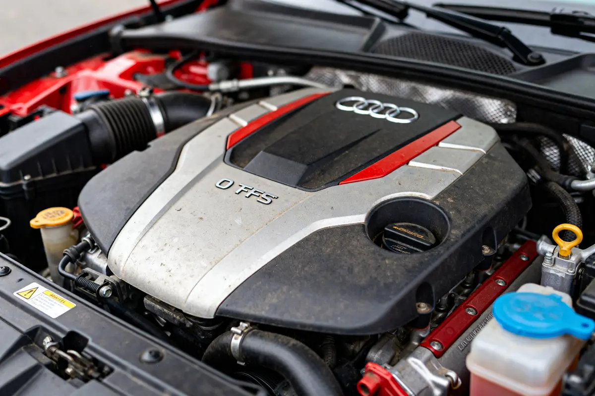 Moteur Audi 2.0 TFSI, capot ouvert, examinant durée de vie moteur 2.0 TFSI