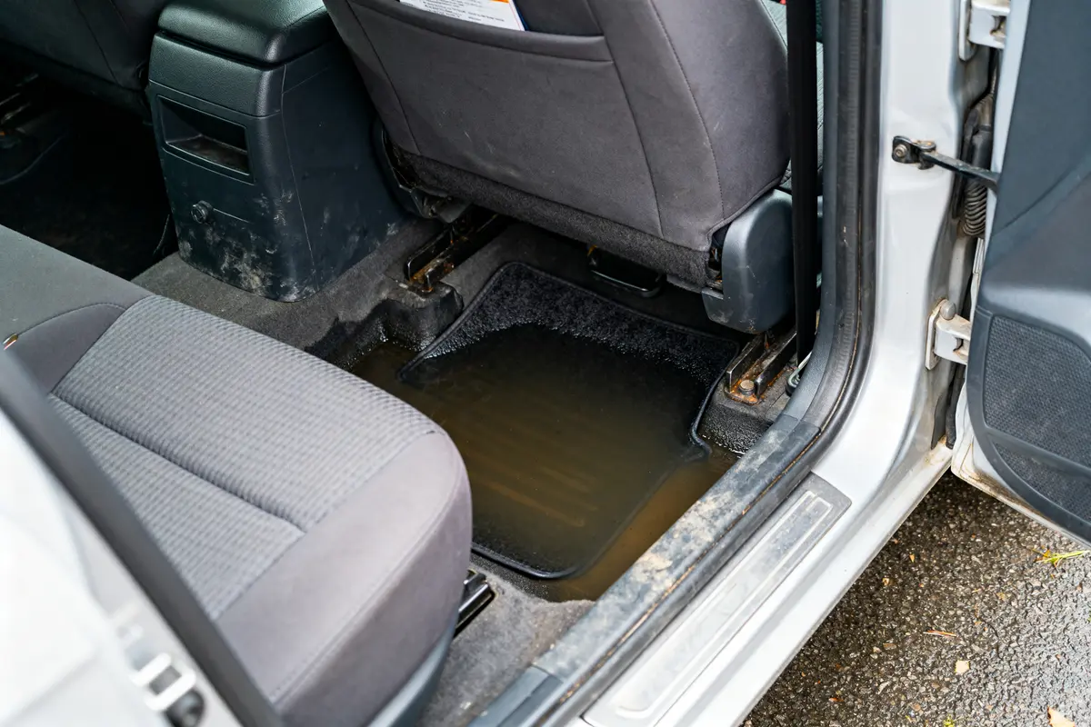 Eau qui rentre dans la voiture côté passager, tapis de sol détrempés à l'arrière