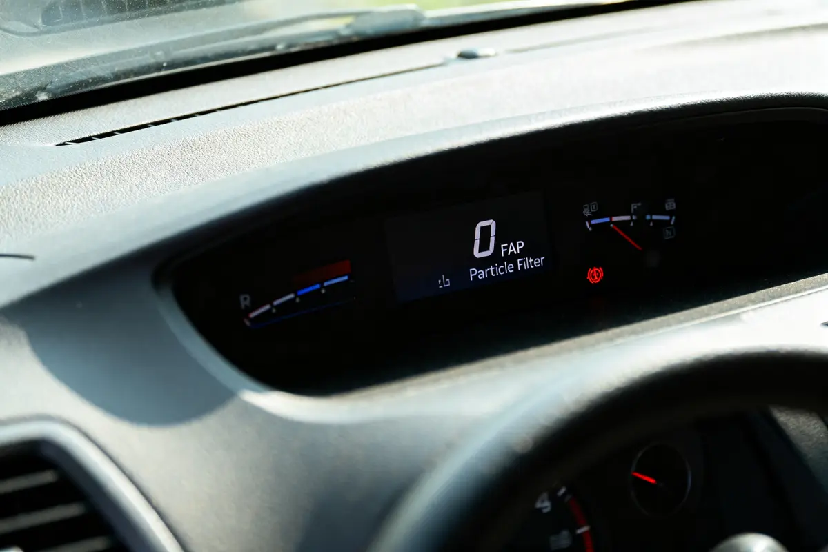 Tableau de bord affichant niveau additif FAP trop faible dans une voiture