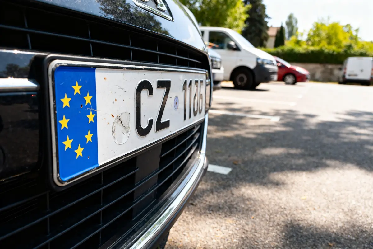 Gros plan sur plaque CZ de voiture noire dans un parking ensoleillé