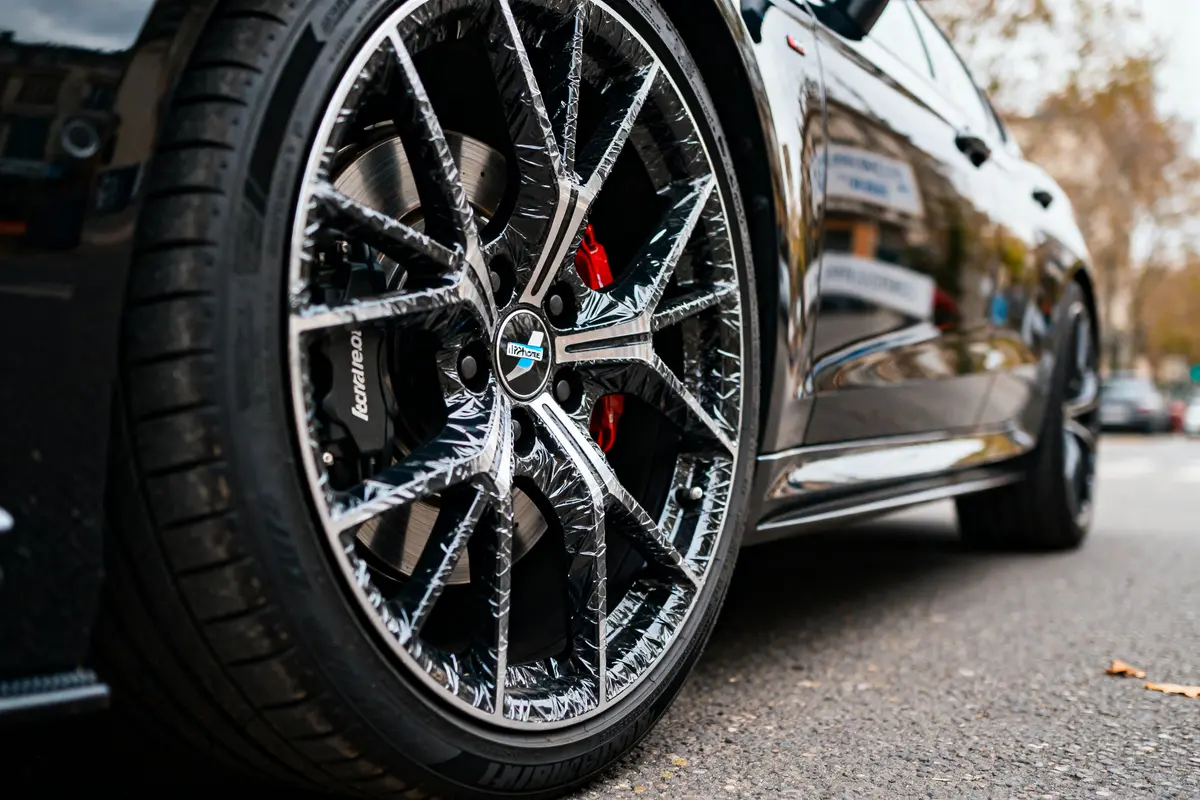 Gros plan jantes de voiture avec film protecteur prix d'un covering je jantes