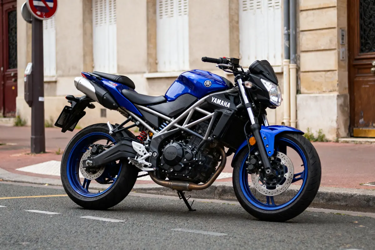Moto Yamaha bleue stationnée dans une rue devant un bâtiment avec fenêtres fermées. Panneau de signalisation interdit.