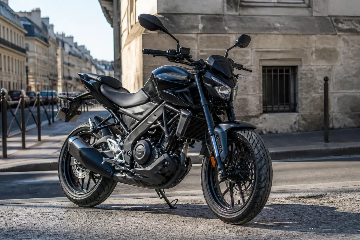 Moto noire moderne stationnée sur une rue parisienne, bâtiments en arrière-plan, lumière ensoleillée.