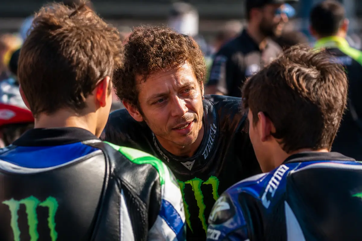 Valentino Rossi 2025 discutant avec de jeunes pilotes lors d'un événement sportif
