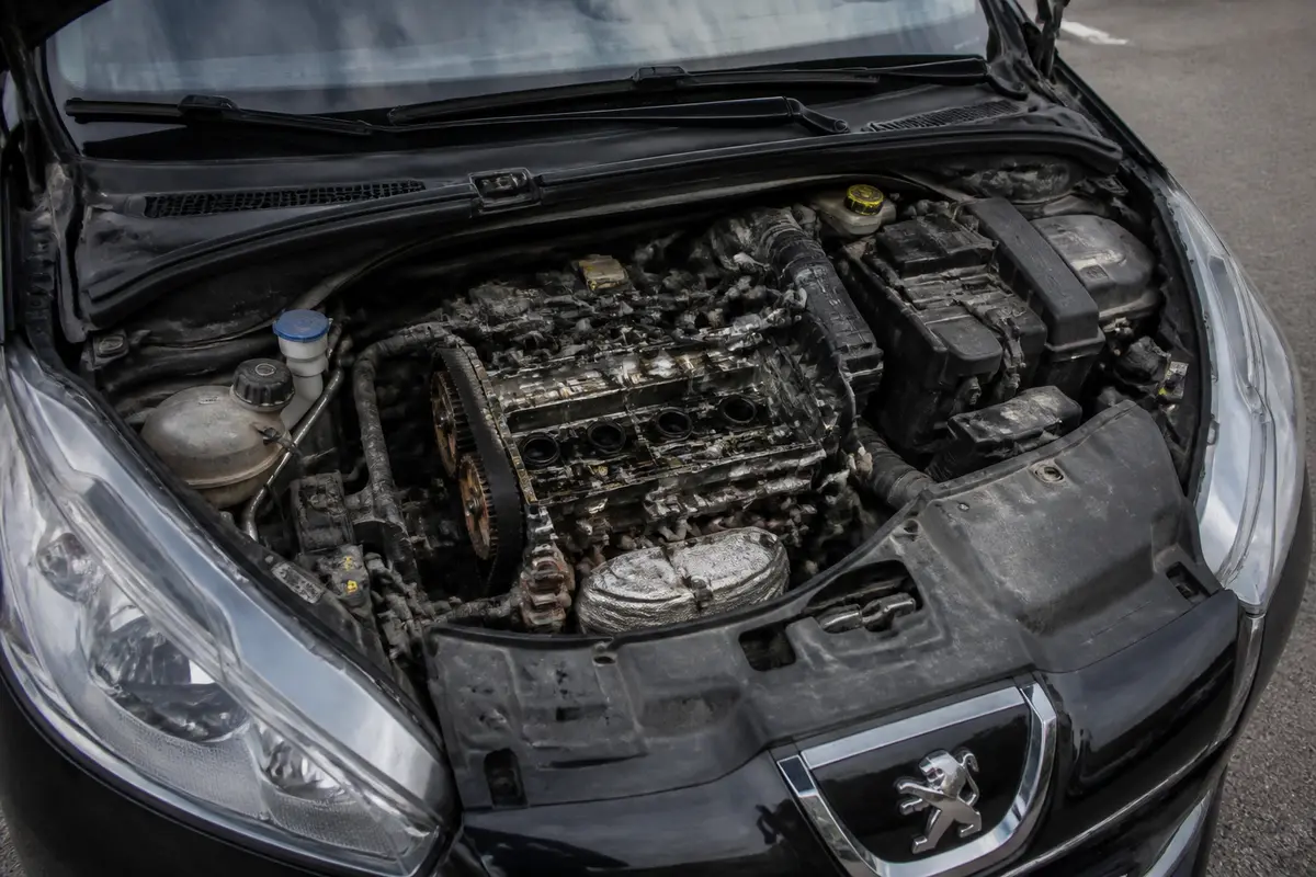 Défaut moteur 208 : causes, solutions essentielles et que faire ?